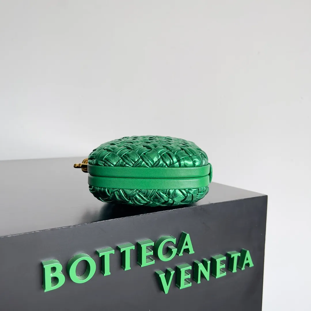 Batch 2020 BV Knot | The classic return of the evening bag. Original leather ➕ Stainless steel hardware ➕ 24k real gold plating ➕ Fully handmade. Those who know the history of our brand should have heard that the knot is a story of Bottega Veneta, and it is also one of the more important design elements. Matthieu Blazy's work this season sublimates Knot's classics, with a new knot design and a woven shoulder strap, plus Fouland Intreccio's weaving technology, adding some fashion to the retro and nostalgic feel of the past. Style number: 717622 Size: 20.5*6*12.5
